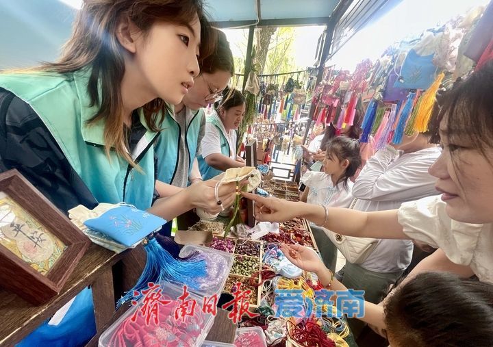 小长假首日 五龙潭公园端午市集热闹非凡