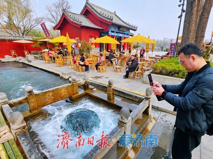 一年四季 泉在济南丨墨泉喷涌景色美 泉水叮咚迎客来