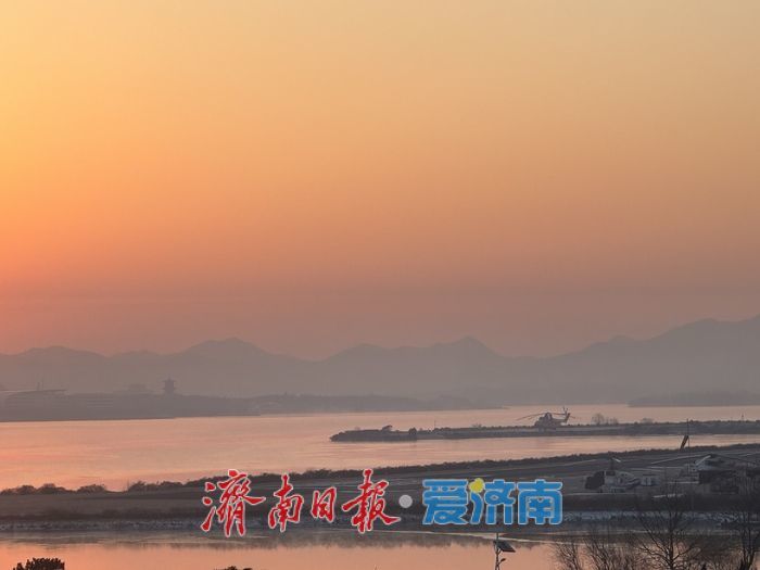 雪野湖日出美如画 烟波浩渺醉游人