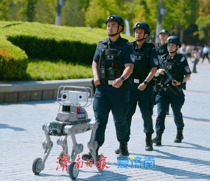 济南特巡警开展国庆巡防，“数智警犬”科技感满满