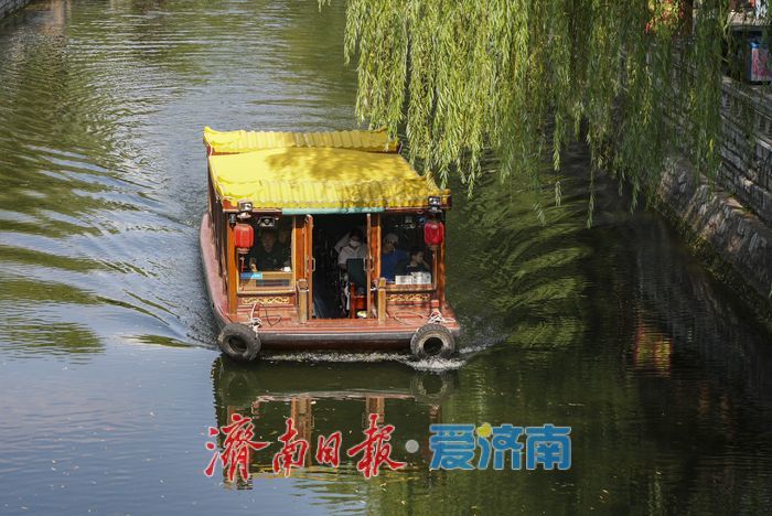 泉城夏日“炎值”爆表，市民游客泉畔觅清凉