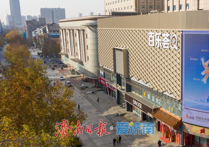 泉城路Q77美食广场焕新亮相，立面改造提升商圈形象