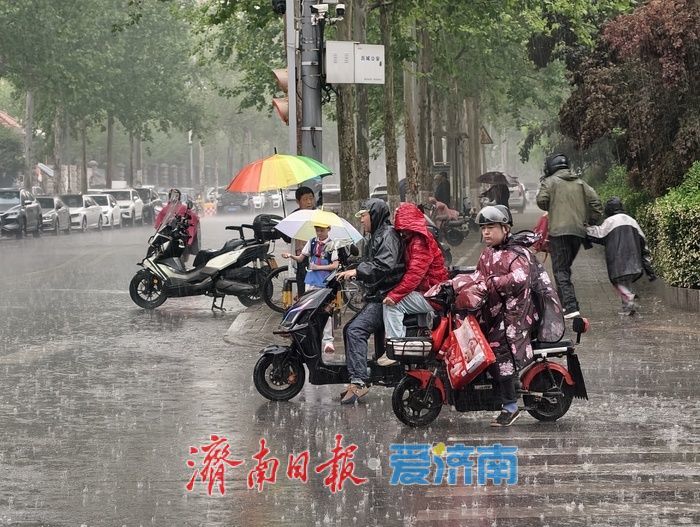 济南午后急雨“突袭”，市民出行措手不及