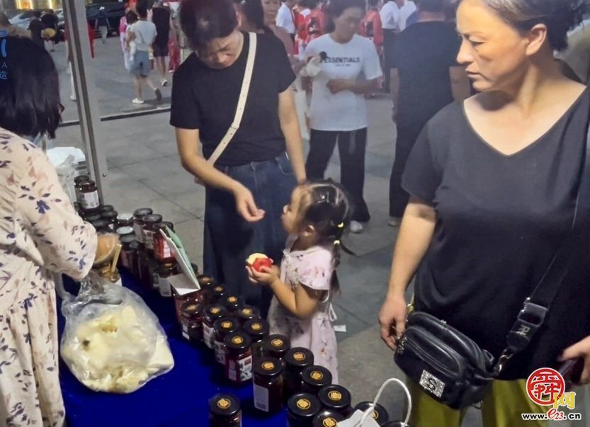 “泉水人家”农特产品好抢手 居民争相尝鲜“扫货”