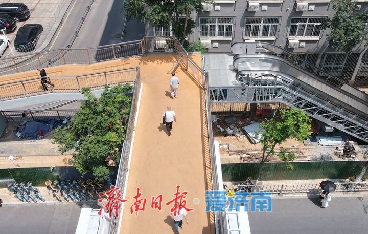 增设无障碍通行设施，经十路这座过街天桥将更“宜行”