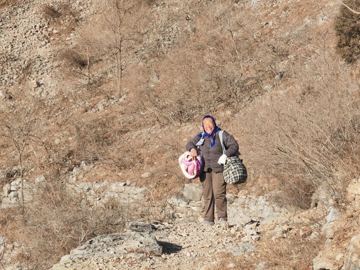章丘山间暖心相遇，一把软枣一份笑容温暖济南山友