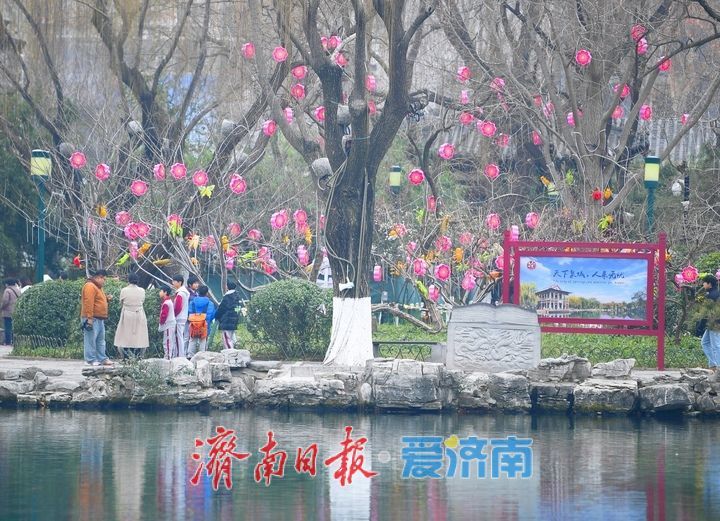 济南天下第一泉迎春花灯会进入安装阶段，园区渐展“奇幻”容颜