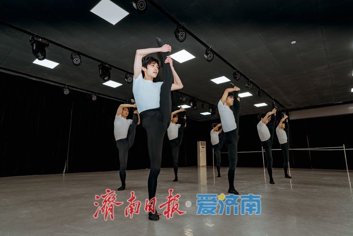 汗浸练功房，足尖起落间，山东舞蹈生冲刺统考