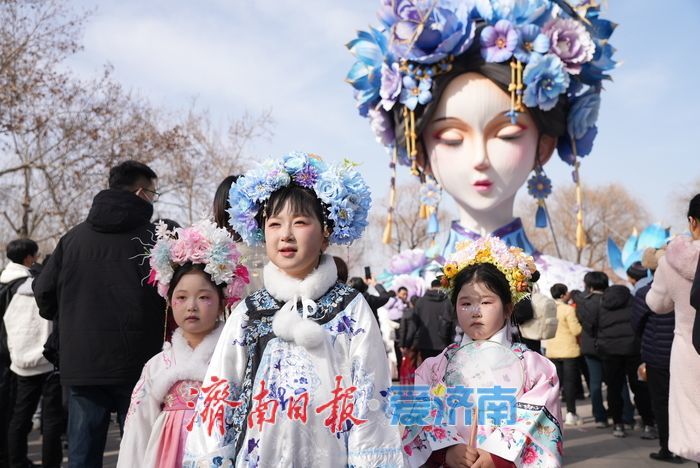 大明湖畔“夏雨荷”花灯俏皮续热