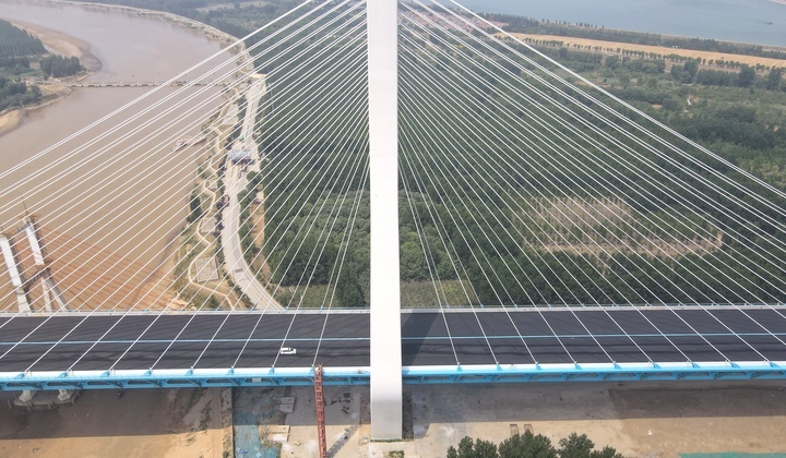 项目强省会丨G104京岚线济南黄河公路大桥桥面沥青摊铺全面启动