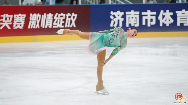 2025年中国花样滑冰俱乐部联赛济南站赛事正酣，选手上演“冰上华尔兹”，花滑现场下起“玩偶雨”