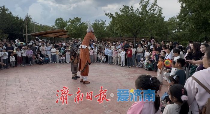 五一假期济南野生动物世界迎客流高峰 游客与动物“亲密接触”欢乐多