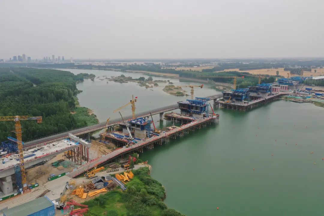 项目强省会丨大清河特大桥建设迎新进展，济菏高速改扩建沥青路面施工拉开序幕