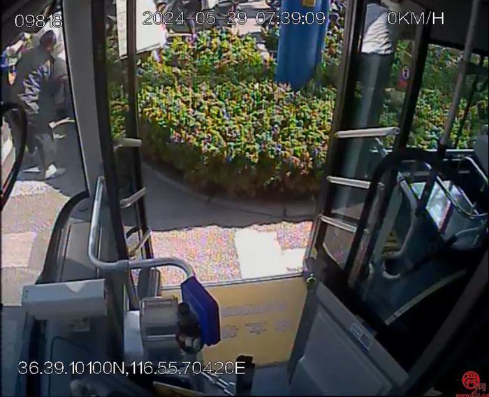 为ta点赞｜济南公交：三轮车路口歪倒，济南公交驾驶员伸援手