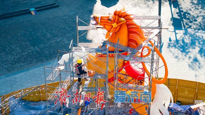 一年四季 泉在济南｜印象济南布置马年花灯 中心喷泉骏马形象初具规模