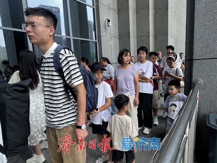 暑期周末热度拉满 山东博物馆迎来亲子参观潮