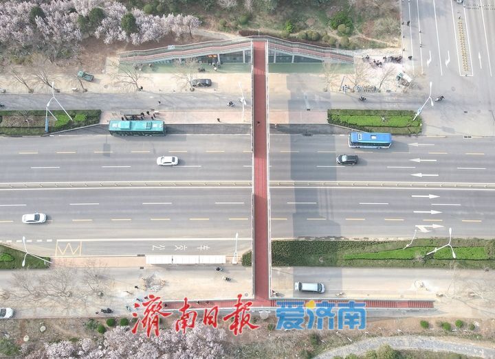 长清首座人行过街天桥投用