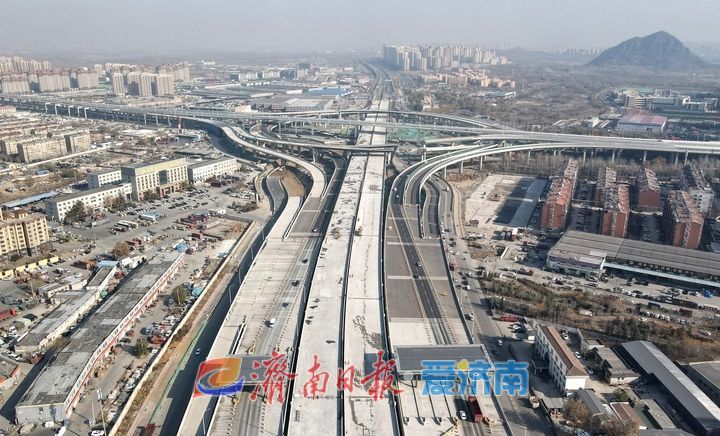济南新建零点立交桥东西向主线桥已贯通