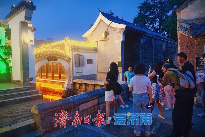 一年四季 泉在济南丨华灯映泉城古韵 晚风赏明府夜姿