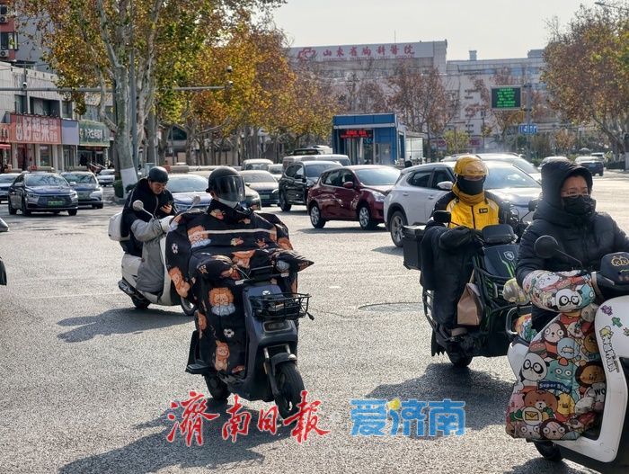 寒潮来袭气温“跳水”，市民“全副武装”出行