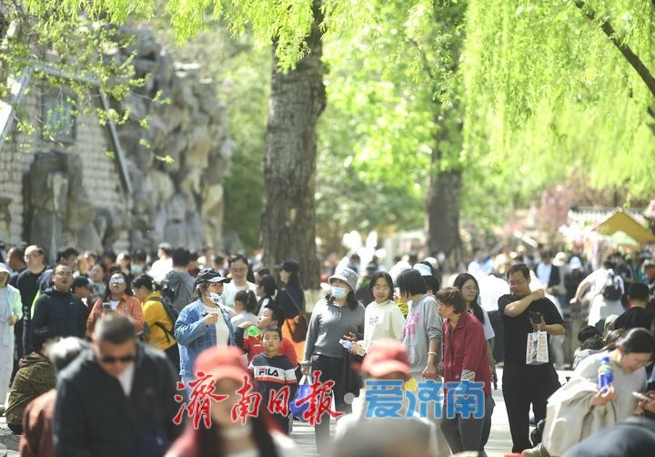 黑虎泉边花与茶，护城河畔换新装