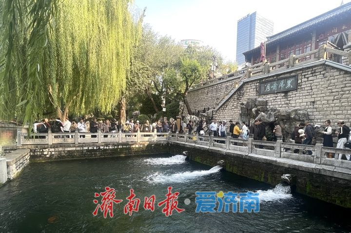 济南黑虎泉喷涌壮观引客来