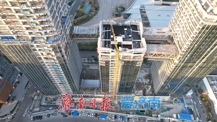 济南西部万融云城二期“空中双连廊”顺利贯通实现牵手