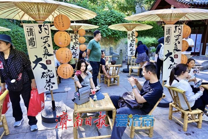 一年四季 泉在济南｜绝配！来趵突泉畔赏景 品“泉水大碗茶”