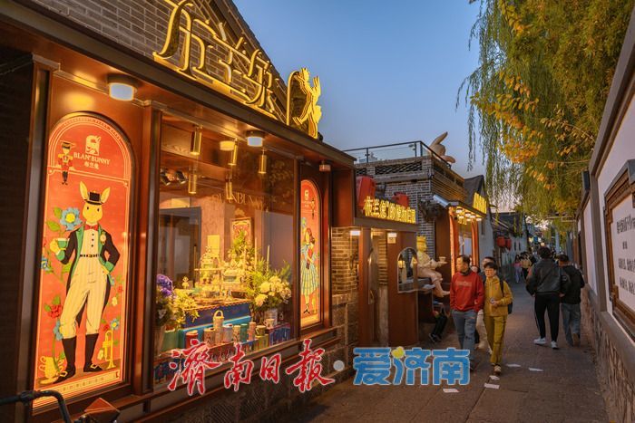 济南西更道街：夜色中的泉城古韵与潮流烟火