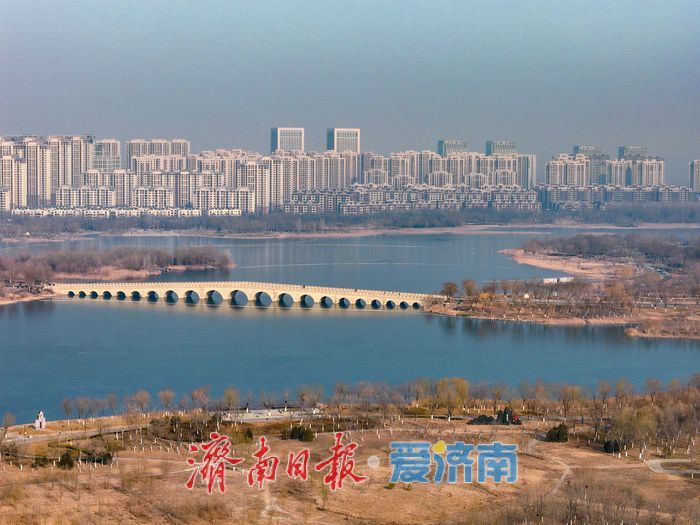 冰凝绘盛景 华山湖冬日冰封如入水墨长卷