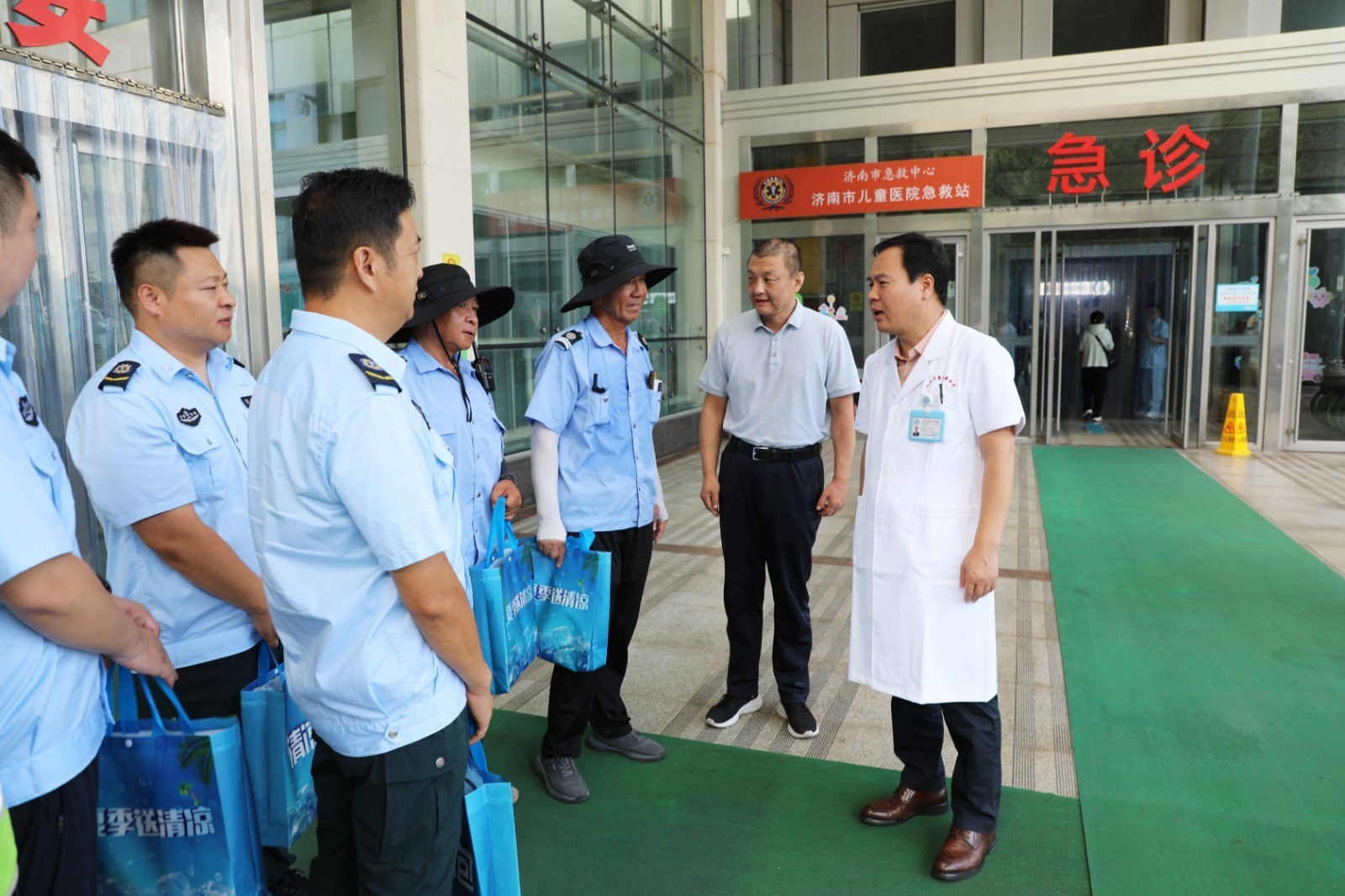 济南市儿童医院开展“工会送清凉 防暑保安康”慰问一线职工活动