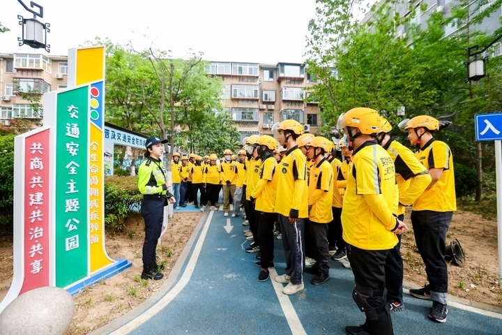 一批外卖骑手，在济南获得“等灯等灯奖”