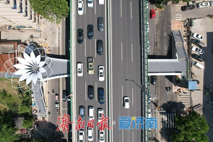 “五一” 游园更安心，济南百花公园过街天桥便民畅行
