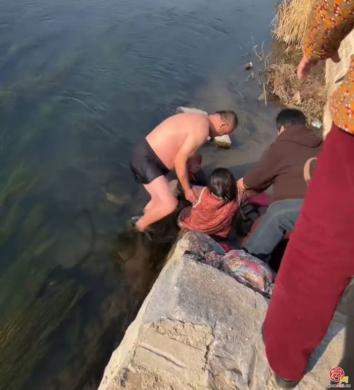 冰河勇救显真情 寒冬暖心传大爱 章丘绣惠街道康陈村警民联手成功营救落水群众纪实