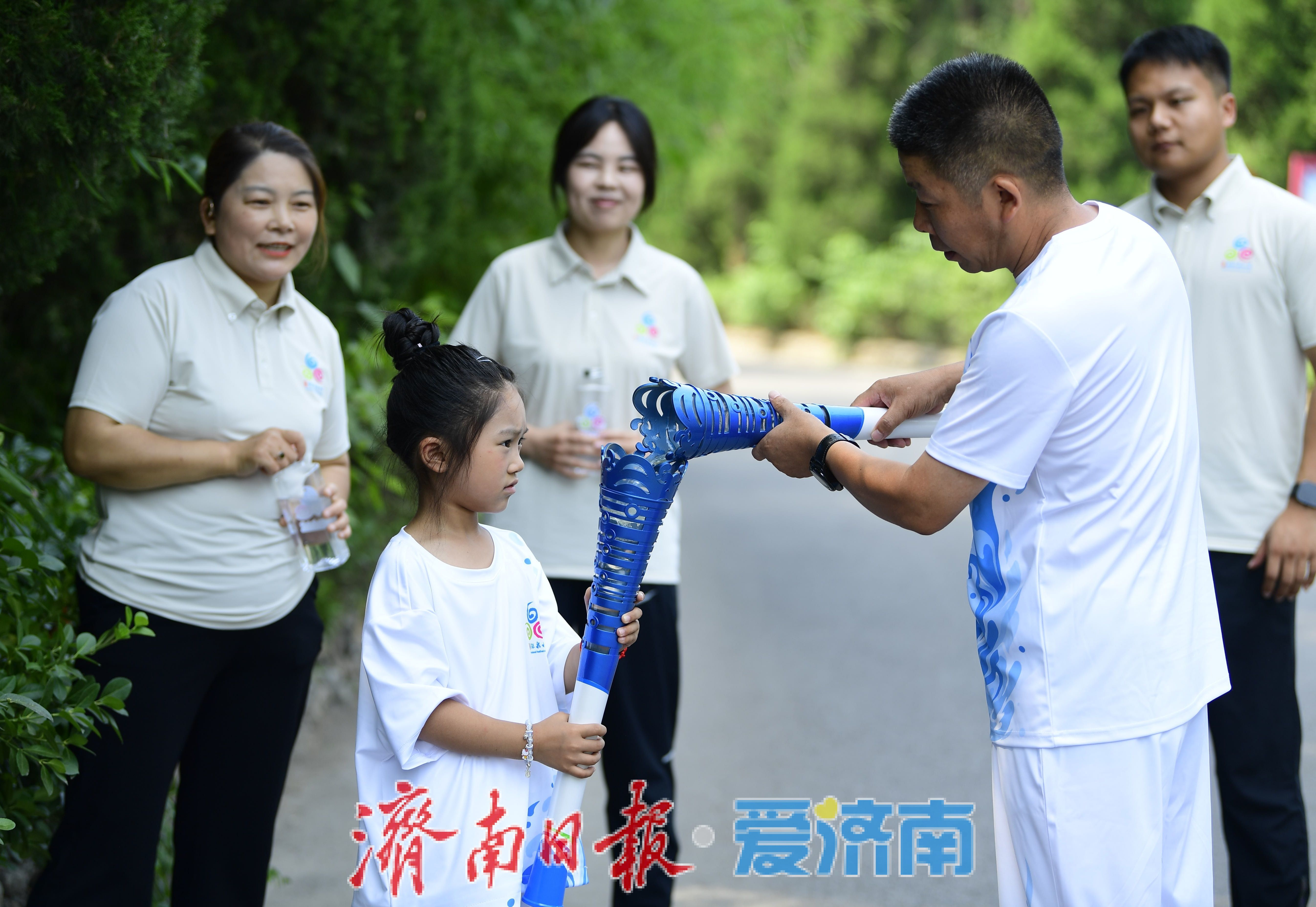 泉源传炬润南山 精神赓续耀泉城 泉群取水及泉炬传递活动走进南部山区