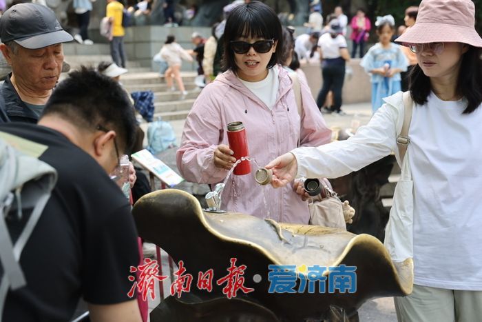 五一假日氛围浓 护城河畔泉韵十足