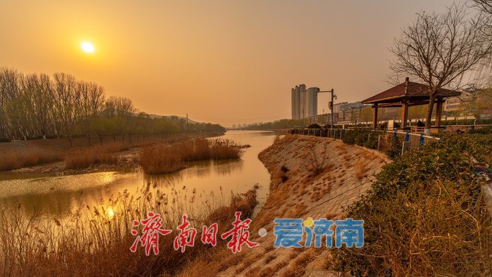 落日熔金映长河！济南腊山河日落绘就春日限定画卷