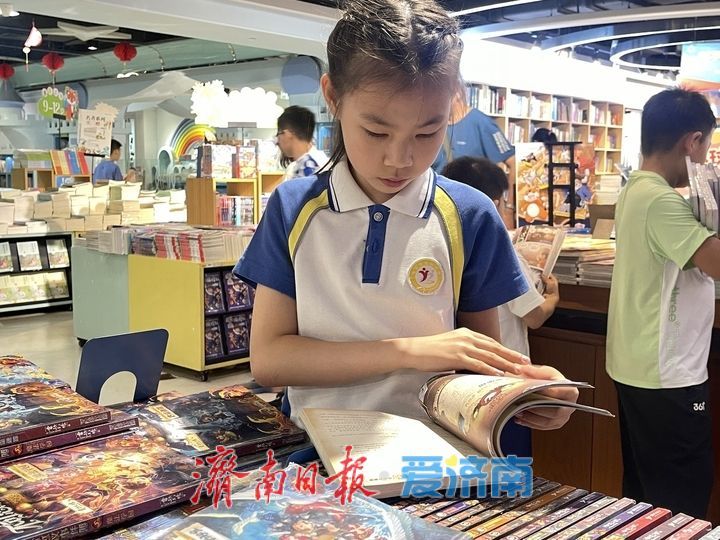 暑热难挡阅读潮 书店变身清凉“充电舱”