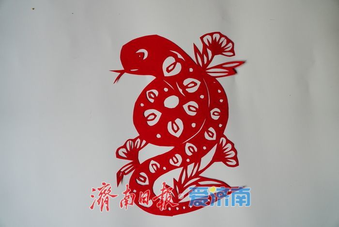 74岁手艺人匠心独运，创作260幅生肖蛇剪纸迎新春