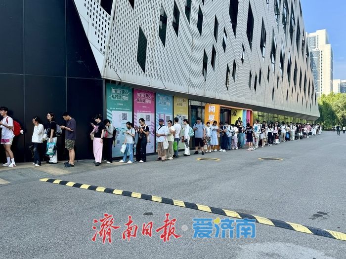 暑期末尾书香不减 济南市图书馆迎来阅读热潮