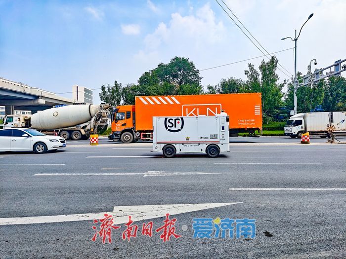 “白胖科技小哥”上岗！顺丰无人车驰骋街头，24小时不间断送快件