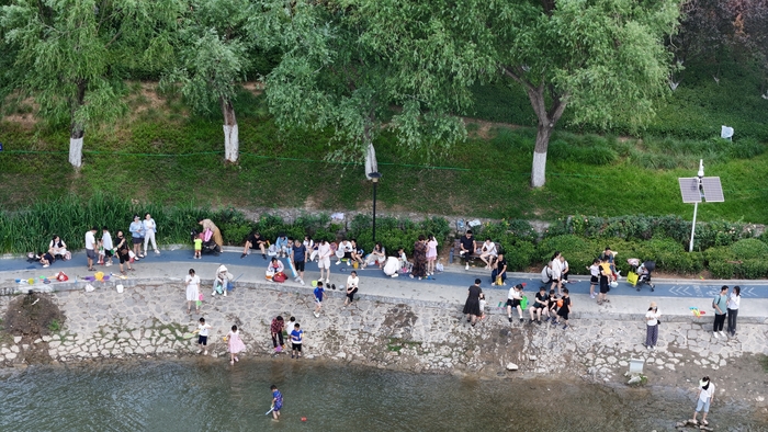 孟家水库游人戏水消暑 乐享清凉夏日