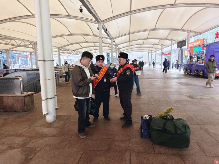 学雷锋践初心 暖心接站迎学子——济南站、济南西站同步开展开学季志愿服务暨三月常态化学雷锋行动