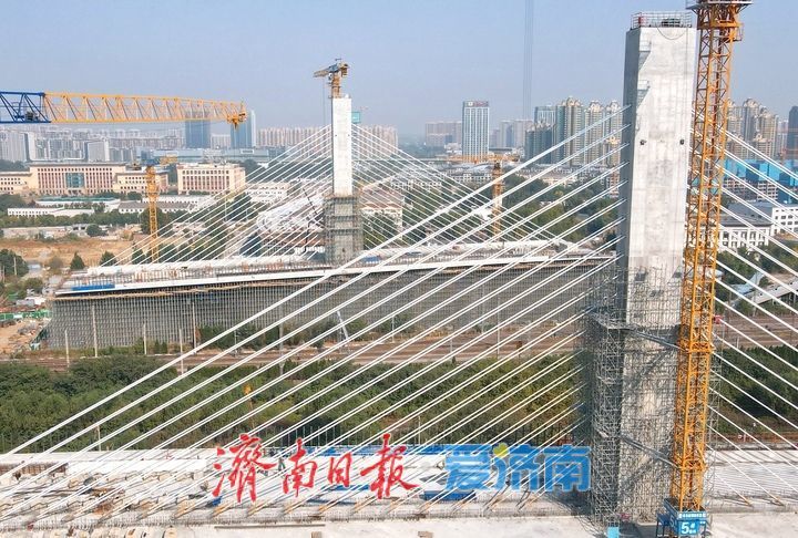 开源路跨铁路转体斜拉桥斜拉索施工完成