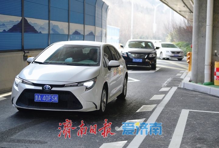 直击堵点！济南旅游路二环东路交叉口新增专用右转车道正式投用