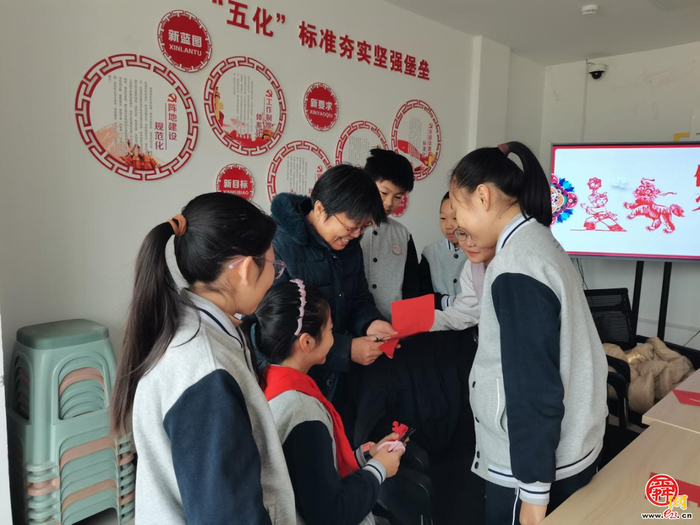 济南高新区雅居园小学举办寻年味之趣味剪纸活动