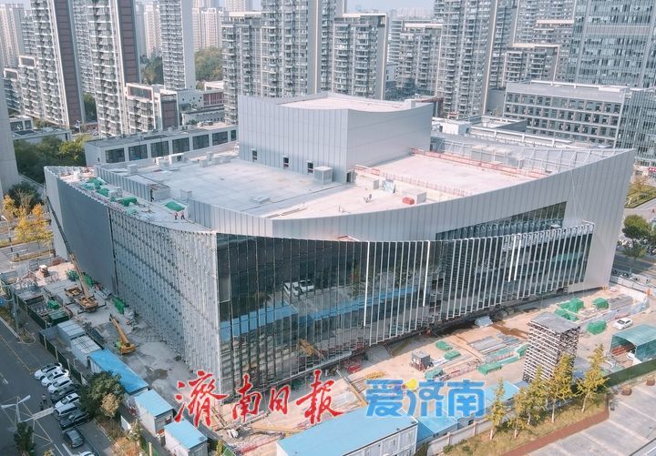 济南中央商务区艺术剧院项目外立面玻璃幕墙安装超九成