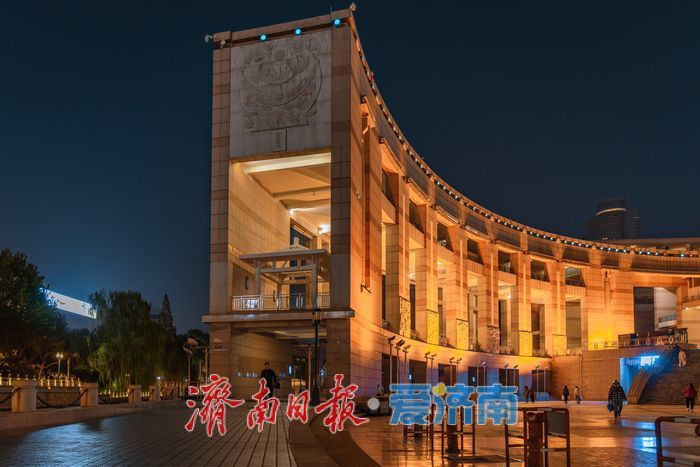 一年四季 泉在济南丨济南护城河夜景璀璨，沉浸式夜游体验让人流连忘返
