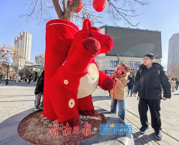 “马甲”上树 “骏马”奔腾 印象济南·泉世界“马”元素迎新春