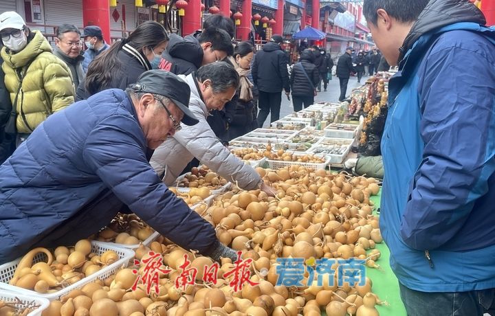 一年四季 泉在济南丨文化市场市民淘宝年味渐浓